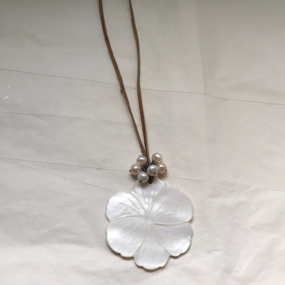 Mother of pearl carved flower & leather choker - Picture 2 of 7